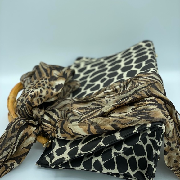 Women’s giraffe print tote with wooden handles - Picture 2 of 8